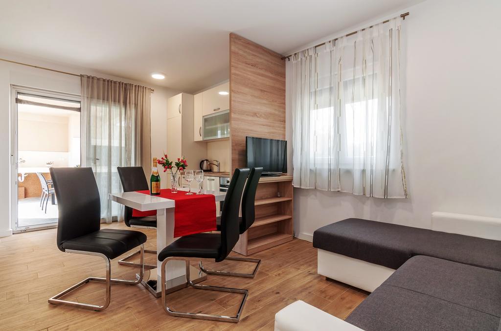Apartments Lapidem Sukošan Екстериор снимка
